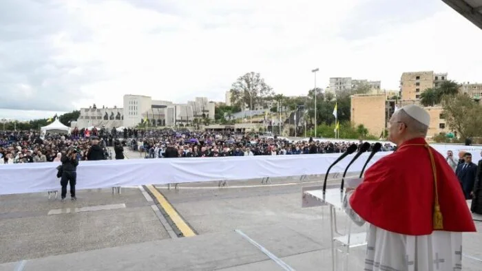 Папа Лев XIV звертається до натовпу на площі Святого Петра з закликом до миру в Україні