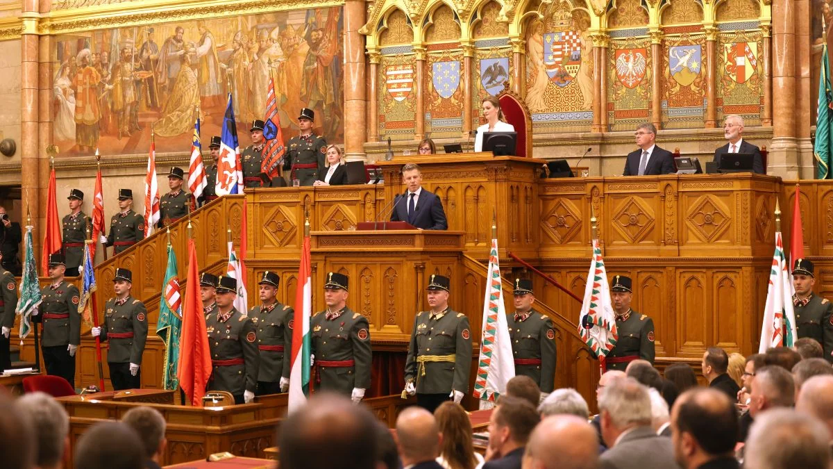 Петер Мадяр виступає на трибуні угорського парламенту під час обрання премєр-міністром