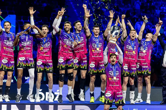 Гравці «Перуджі» святкують другий титул Ліги чемпіонів з трофеєм