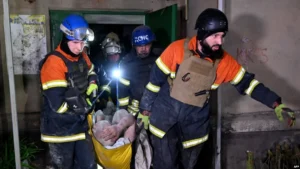 Рятувальники ДСНС виносять пораненого на носилках після удару РФ на Полтавщині