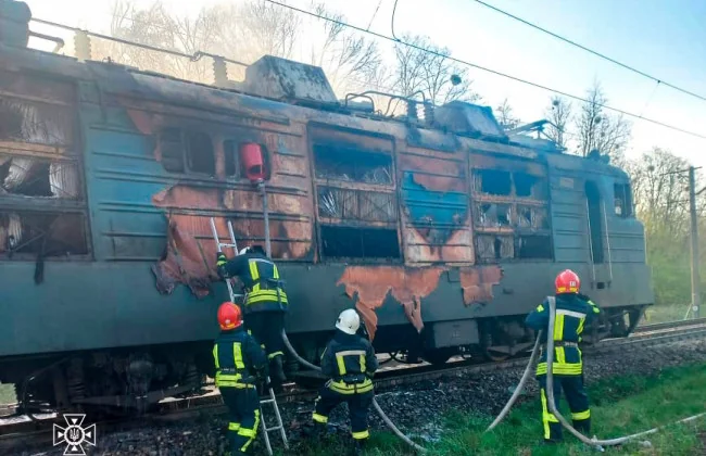 Рятувальники гасять пожежу в електричці під Черкасами поблизу Косарів
