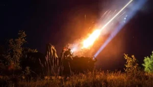 ППО збиває дрони РФ: траєкторії зенітних ракет вночі