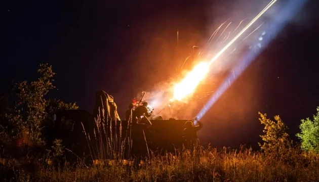 ППО збиває дрони РФ: траєкторії зенітних ракет вночі