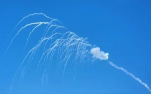 Сліди ракет ППО ЗСУ на небі під час знищення ворожих цілей