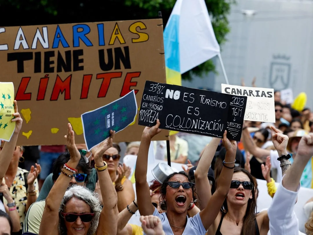 Протести на Канарах: натовп з плакатами «Canarias tiene un límite» та проти туризму