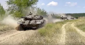 Танки 90-ї дивізії РФ перекидаються до Покровська поблизу Гришиного.