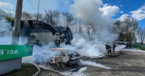 Пожежники гасять пожежу на пошкодженій АЗС Харкова після атаки дронами РФ