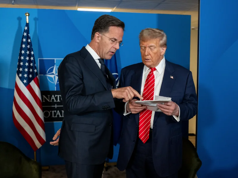 Марк Рютте показує Дональду Трампу план оборонних угод для НАТО