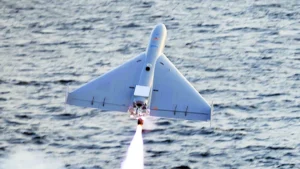 Дрон «Шахед» у польоті над морем під час атаки на китайське судно