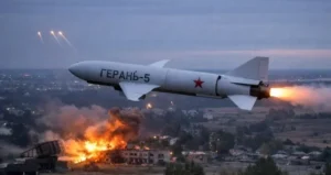 Крилата ракета-дрон «Герань-5» у польоті над містом під час удару з вибухами