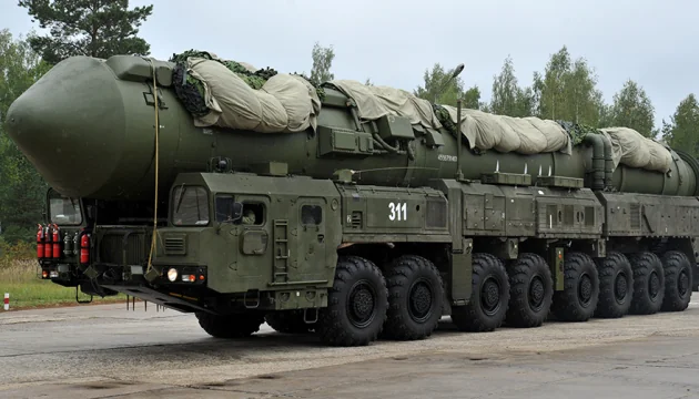 Російська мобільна пускова установка стратегічної ракети на ядерних навчаннях