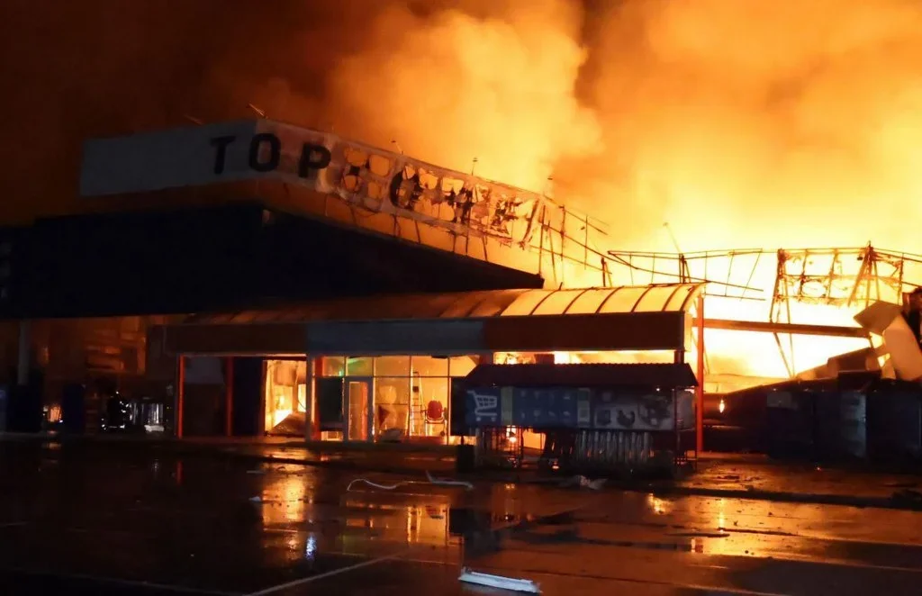 Палаюча АЗС ТОПАЗ у Харкові після удару російського дрона