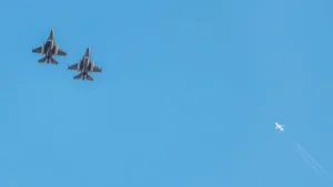 Румунські винищувачі F-16 у польоті після порушення дроном повітряного простору