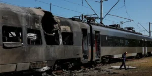 Пошкоджений пасажирський поїзд на Миколаївщині від російського удару: обгорілий локомотив і вагони.