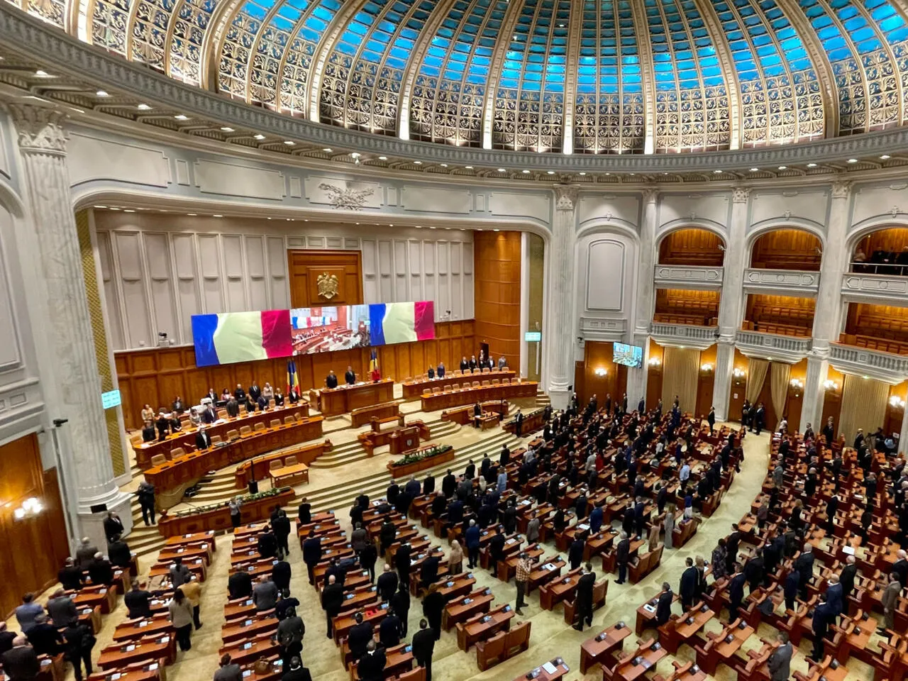 Зал парламенту Румунії під час голосування за відставку уряду Боложана