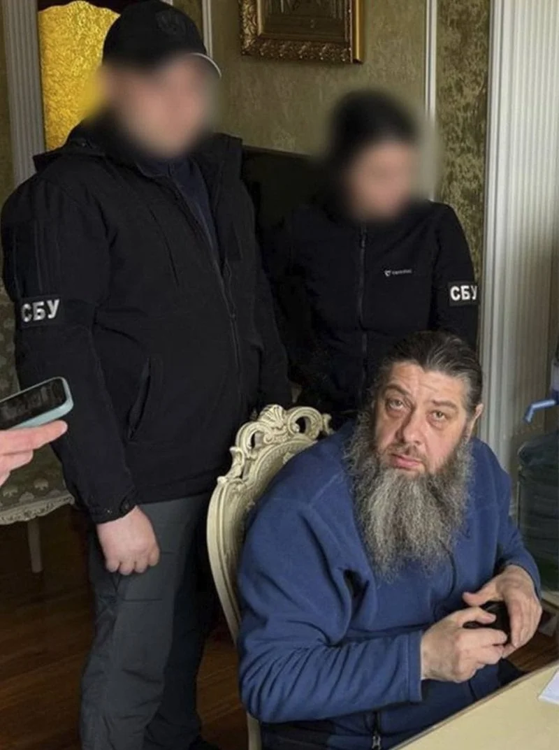 Клірик УПЦ МП під контролем співробітників СБУ під час затримання