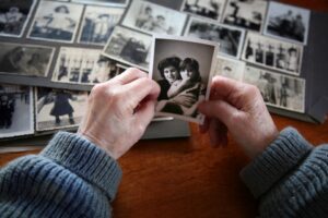 Що робити з фотографіями померлих