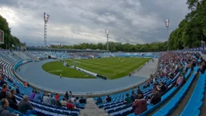 Стадіон Динамо з уболівальниками на трибунах перед матчем УПЛ