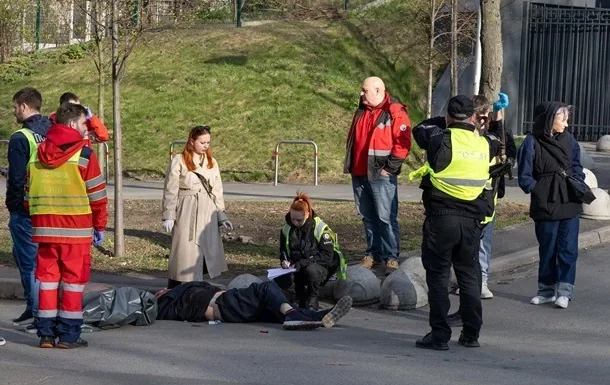 Поліцейські оточують пораненого на місці стрілянини в Святошинському районі Києва