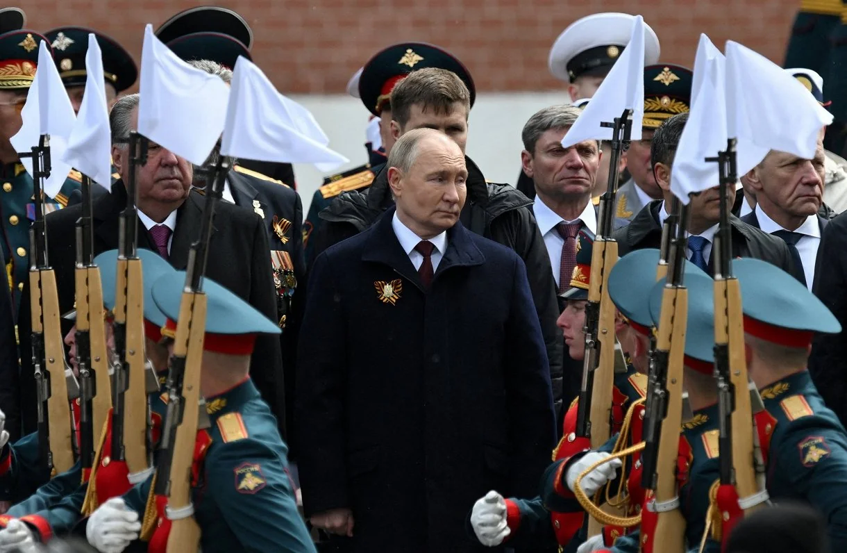 Володимир Путін на військовому параді РФ серед офіцерів з прапорами
