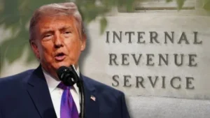 Дональд Трамп виступає на тлі Internal Revenue Service