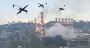 Безпілотники над палаючим пермським НПЗ Лукойл з пожежою та густим димом.
