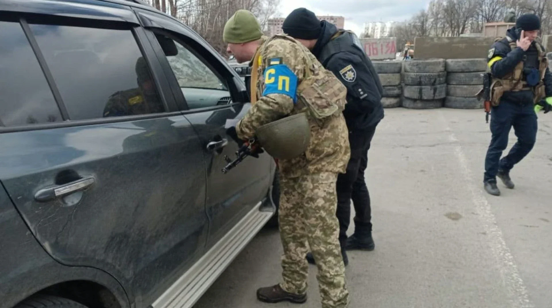 Групи оповіщення ТЦК у Києві перевіряють автомобіль під час посиленої мобілізації