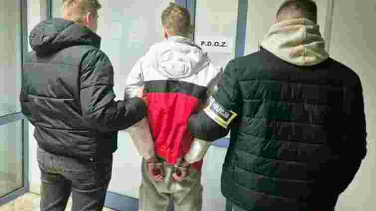 Польські підлітки 15-18 років у наручниках після затримання за напад на українців у Варшаві