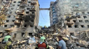 Рятувальники на місці руйнувань житлових будинків після удару по Києву