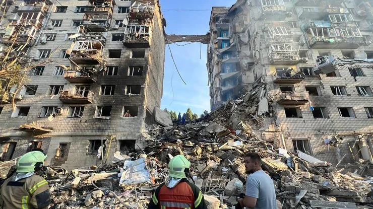 Рятувальники на місці руйнувань житлових будинків після удару по Києву