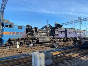 Пошкоджені електровоз і тепловоз після удару по залізниці в Запоріжжі