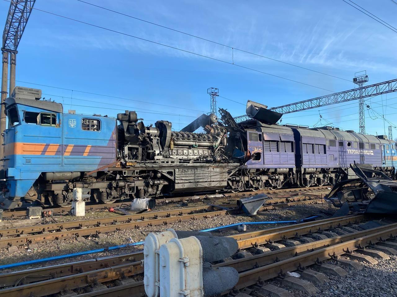 Пошкоджені електровоз і тепловоз після удару по залізниці в Запоріжжі