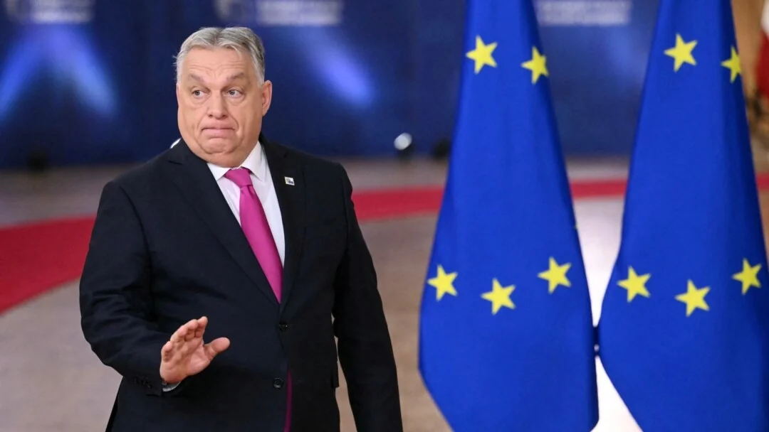 Віктор Орбан перед прапорами ЄС у контексті заборони повернення до влади
