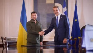 Лідери України та Греції тиснуть руки під час переговорів про морські дрони