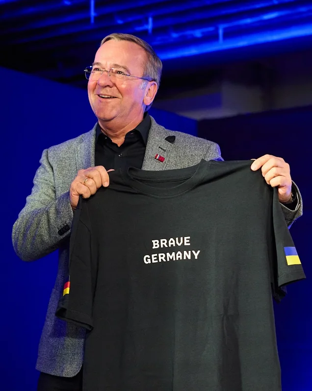 Михайло Федоров презентує футболку Brave Germany з прапорами України та Німеччини