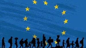 Силуети українських мігрантів з валізами на тлі прапора ЄС.