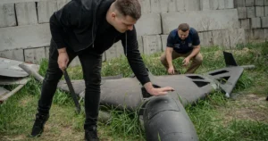 Експерти оглядають уламки дрона після інцидентів біля кордонів Балтії