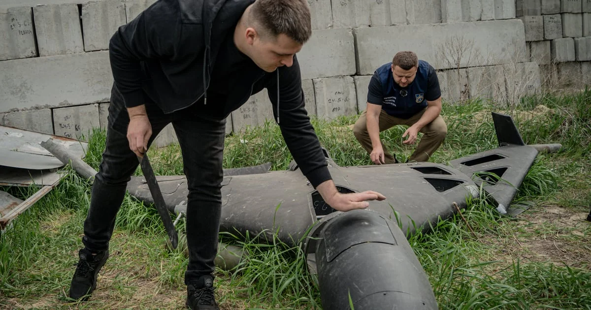 Експерти оглядають уламки дрона після інцидентів біля кордонів Балтії