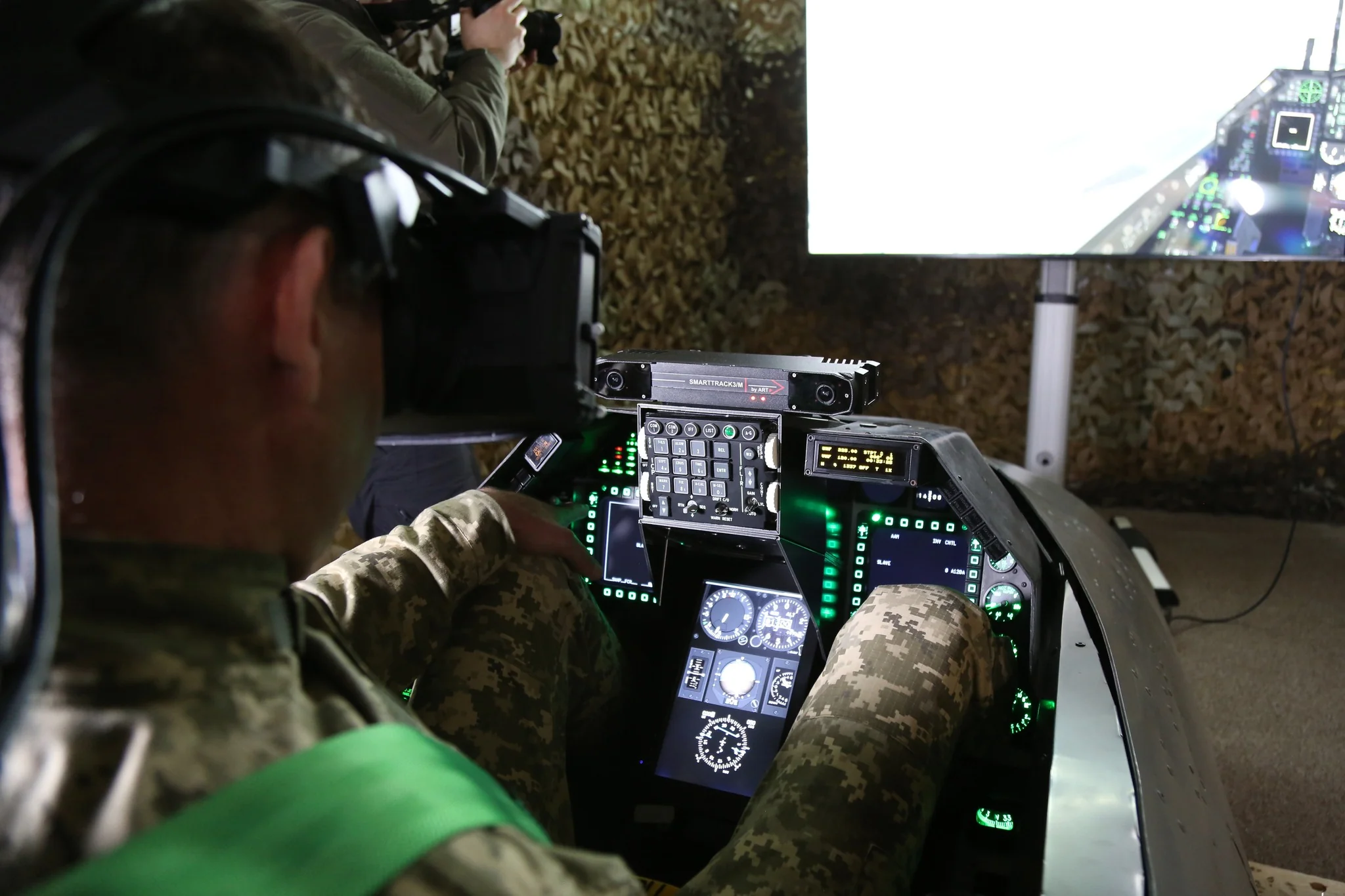 Український пілот опановує F-16 без GPS у симуляторі з VR-окулярами
