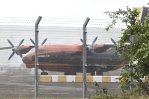 Український Ан-12 за парканом аеропорту в Тринідаді після затримання