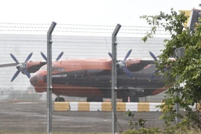 Український Ан-12 за парканом аеропорту в Тринідаді після затримання