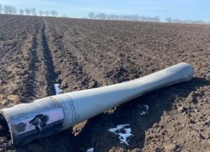 Уламок модуля Фрегат російської ракети Союз у зораному полі