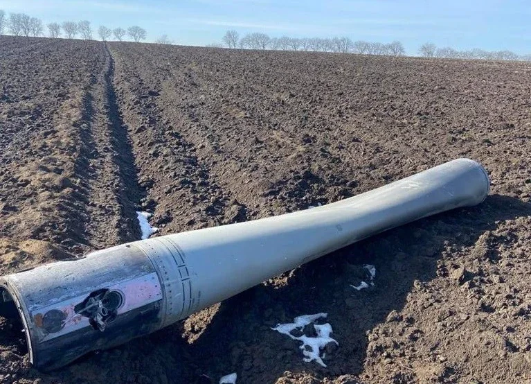 Уламок модуля Фрегат російської ракети Союз у зораному полі