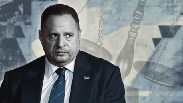 Андрій Єрмак на тлі терезів правосуддя та ланцюгів щодо застави 14,5 млн грн