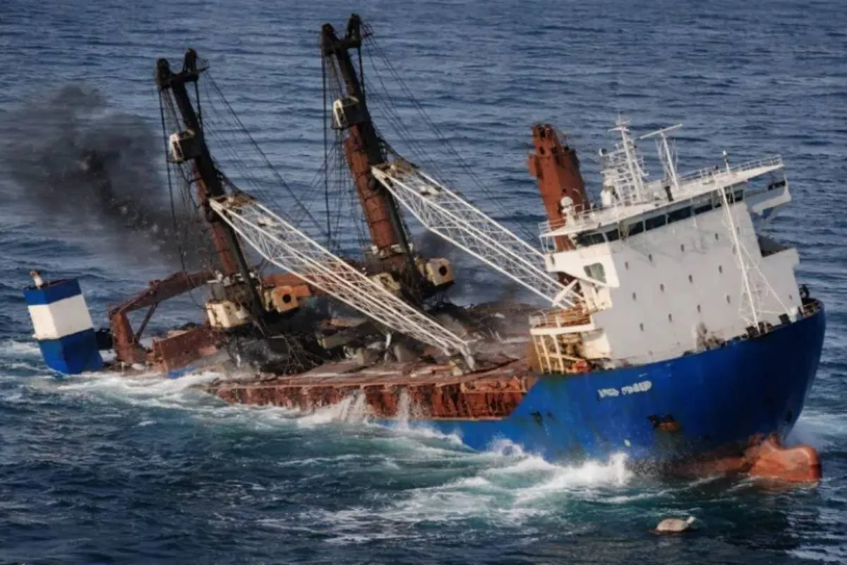 Затонуле судно РФ Ursa Major палає димом на морі біля Іспанії