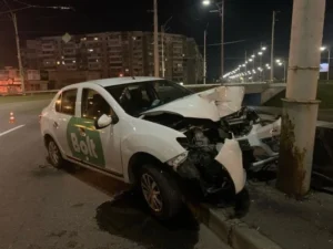 Повреждённый автомобиль Bolt после ДТП в Киеве ночью
