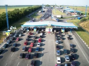 Черги автівок на пункті пропуску Краківець на кордоні з Польщею