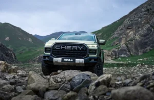 Повнорозмірний пікап Chery Himla на камянистій гірській дорозі