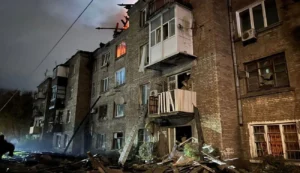 Багатоповерхівка в Харкові після удару дрона, пошкоджені поверхи та пожежа