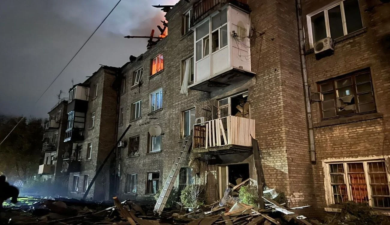 Багатоповерхівка в Харкові після удару дрона, пошкоджені поверхи та пожежа